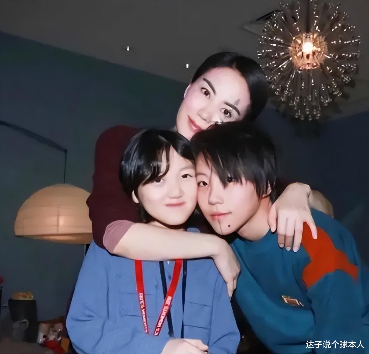 王菲|天后玩得开,包养小鲜肉?锋菲恋再现世纪牵手,机场大秀恩爱!