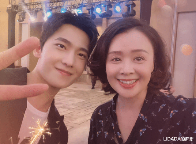 她长得漂亮，演技好，出道23年不温不火，有好老公和帅儿子已知足