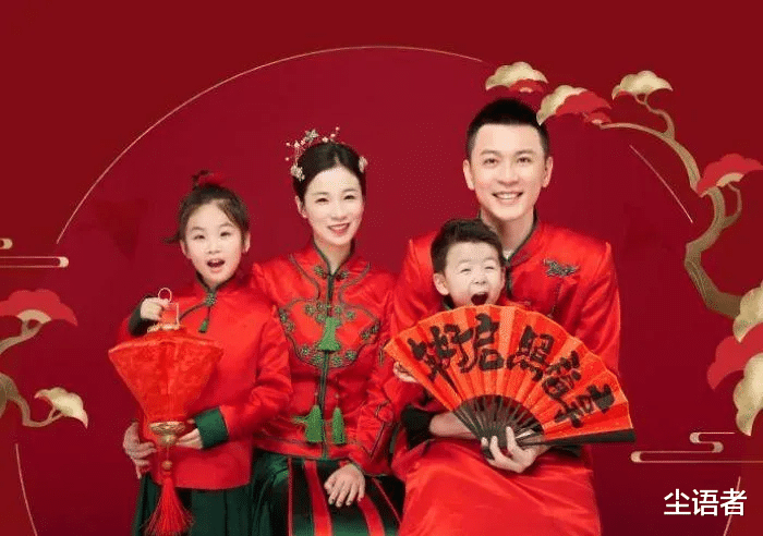 杨鸣新欢照片被曝,离异带娃仍有水蛇腰,网友:虽大7岁但真漂亮