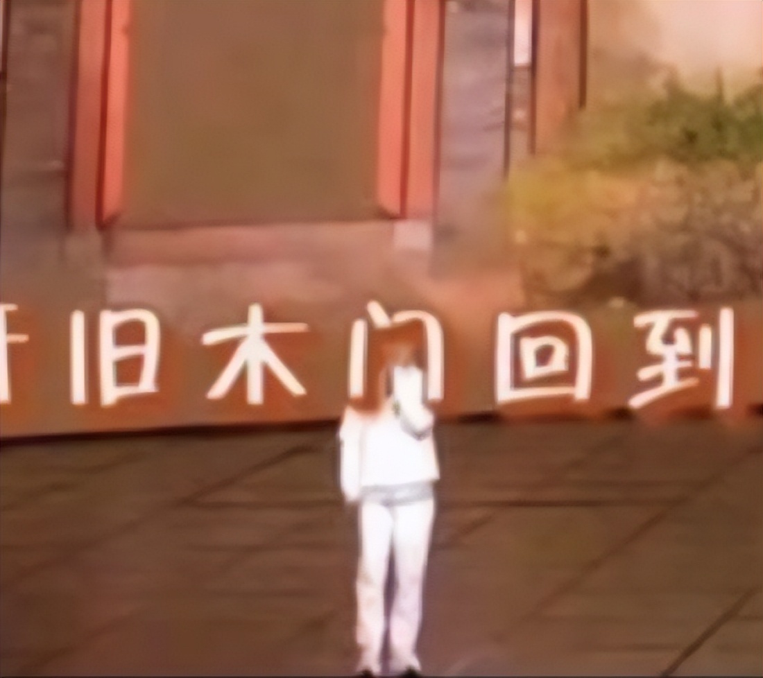 春晚|央视春晚精彩幕后:成龙和小47岁女星合影,杨紫和苏有朋后台热聊