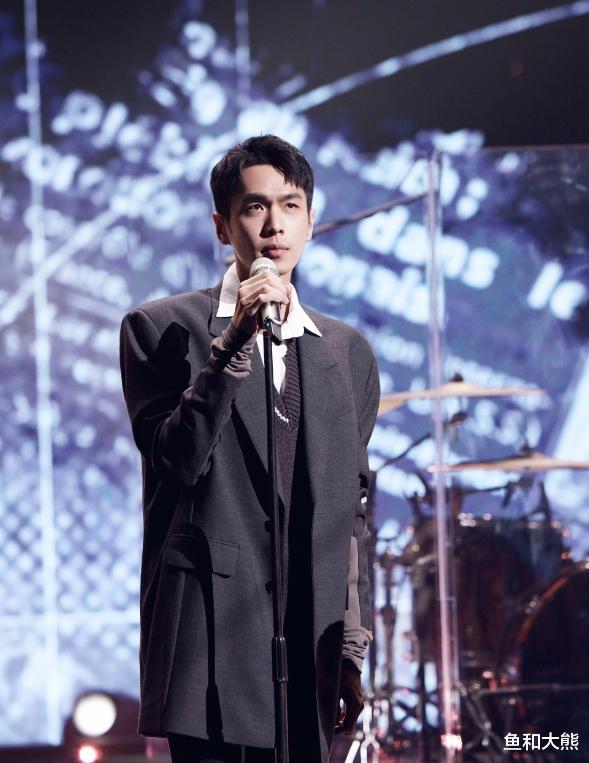 魏大勋|《大侦探9》合体海报，张若昀与何炅平分C位，魏大勋镶边变中间