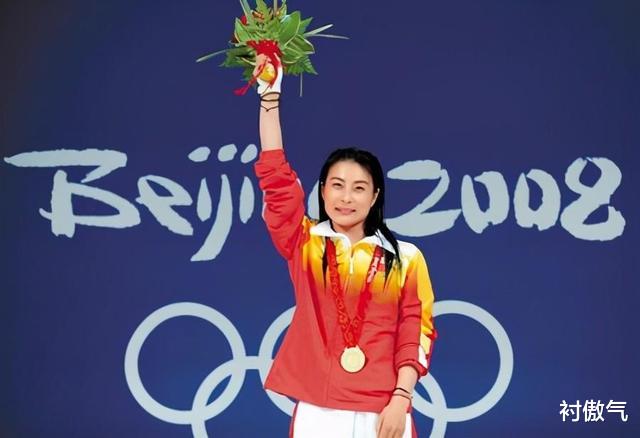 郭晶晶|香港慈善晚宴这一夜，郭晶晶撕阔太面具，将豪门名媛的脸都打肿了