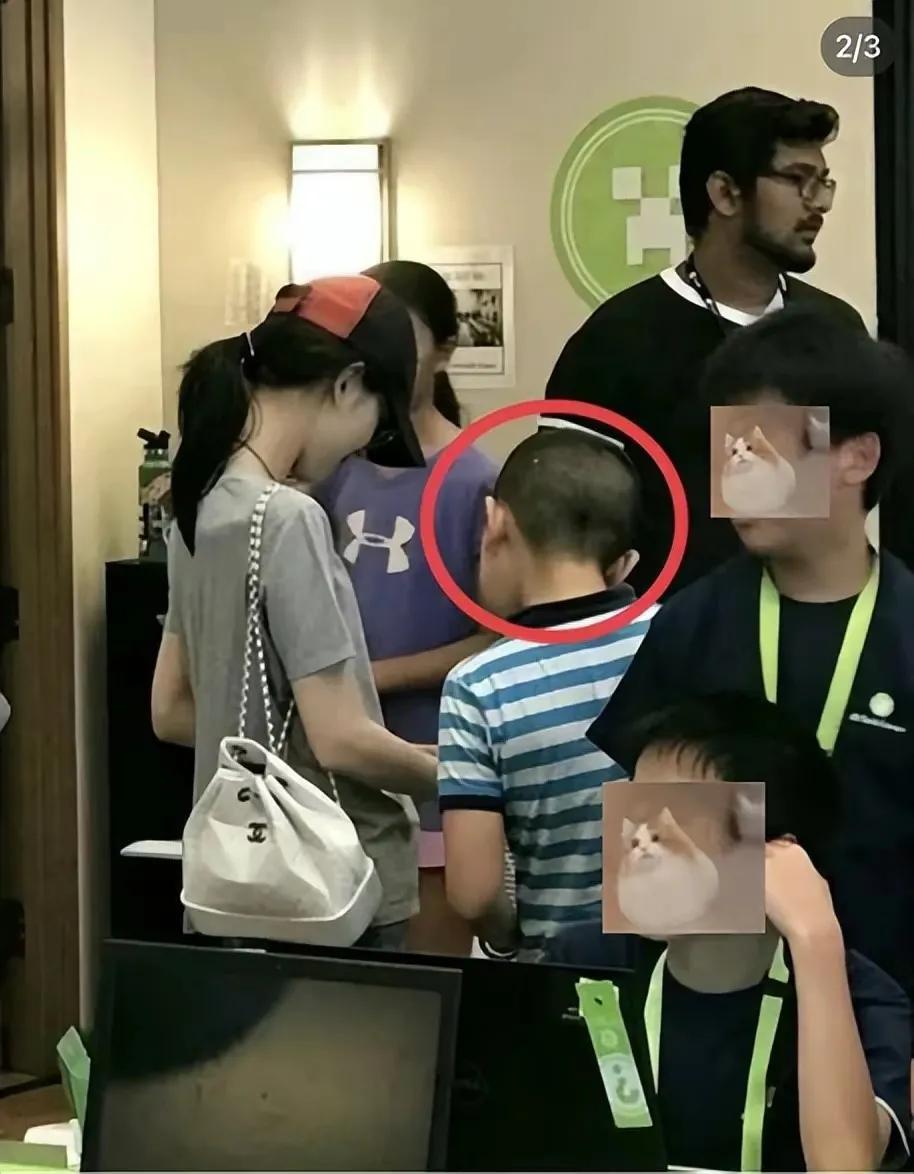 章泽天|章泽天现身戛纳晚宴，对镜比耶俏皮可爱，小腹平坦不像怀三胎