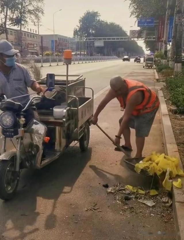 6位老牌明星晚年回归普通人生活,坐公交吃路边摊,回农村种地