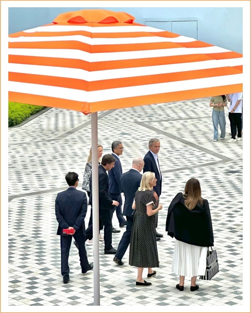 LV总裁身边的伍玉珊，穿个小黑裙平底鞋亮相就爆火，凭什么？