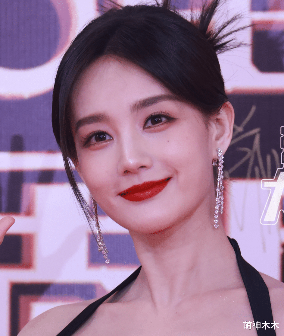 童瑶 品质盛典红毯生图：童瑶脸歪，张萌浮肿僵硬，杨超越发际线太圆