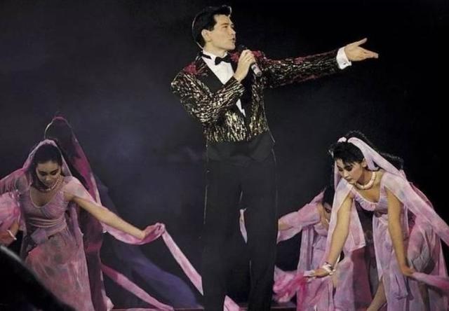 费翔|爱国被封杀14年，春晚不敢拍下半身，4位女神追的费翔为何不婚？