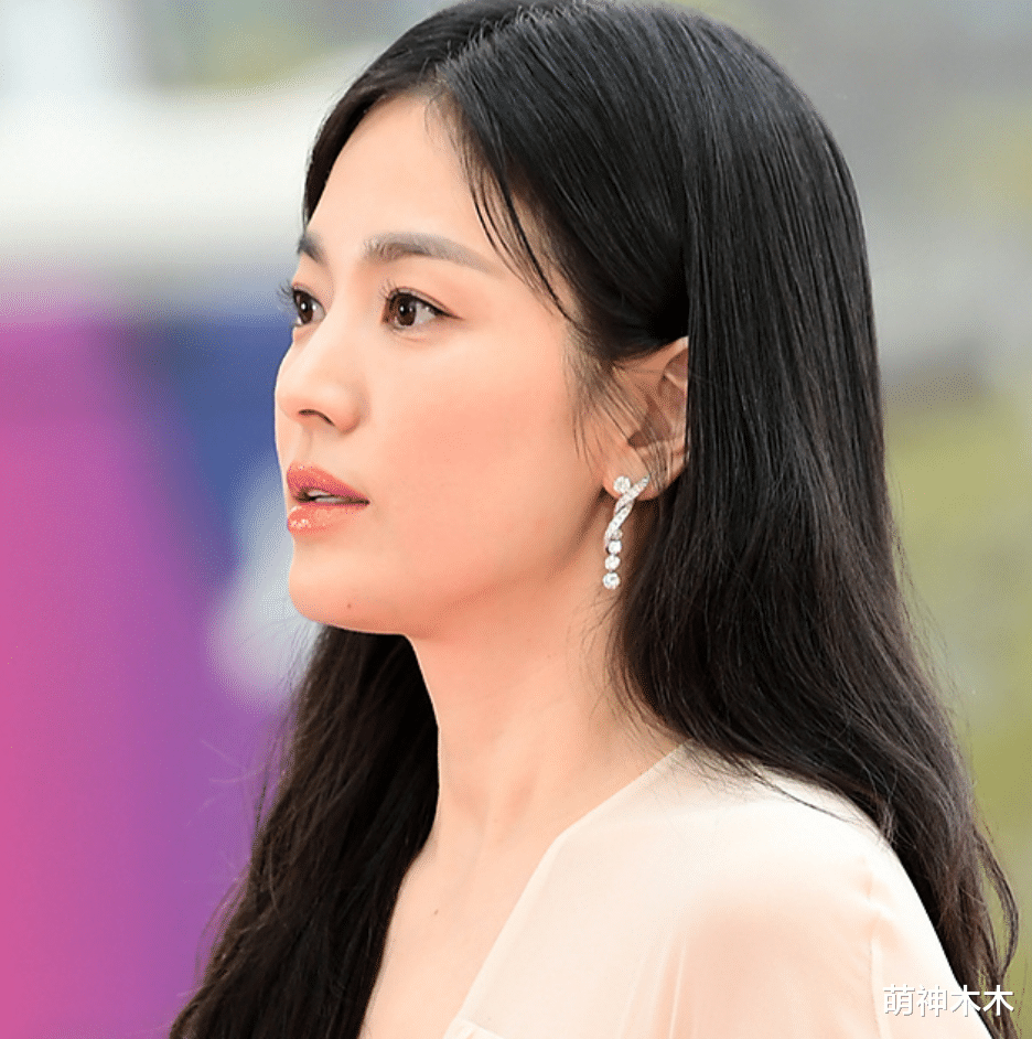 汤唯|韩国百想大赏礼服排位:IU珠宝配饰近百万,汤唯二度封后礼服低调