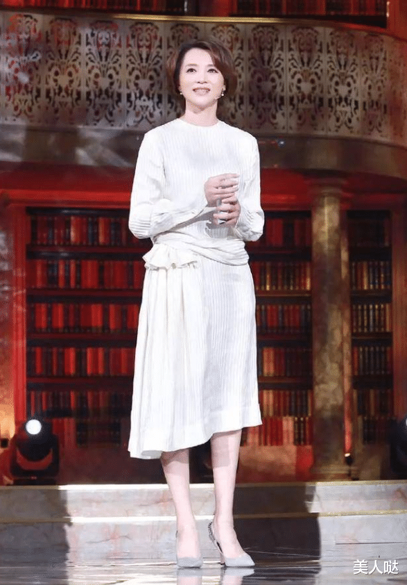 头一回见董卿这造型，烫金发化大浓妆差点认不出，女人味十足