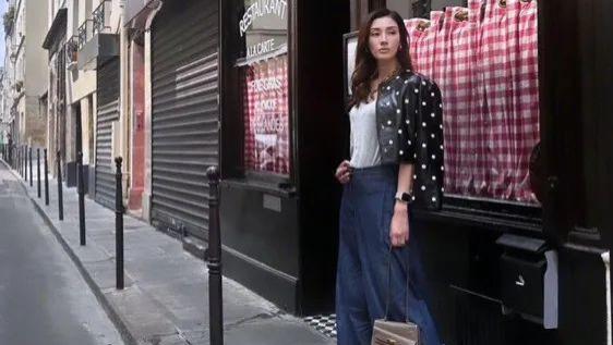 53岁李嘉欣英国街头凹造型，拎30万爱马仕显气场，袁咏仪也有同款