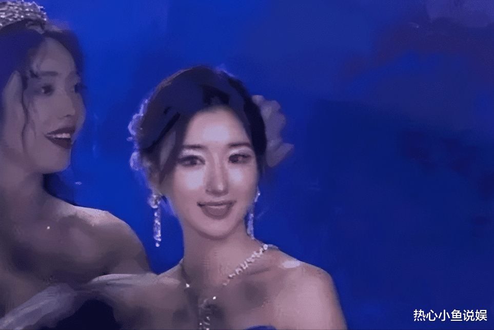 GQ红毯之死亡灯光:张天爱假屁股,毛晓彤鼻子透光,景甜秒杀董洁!