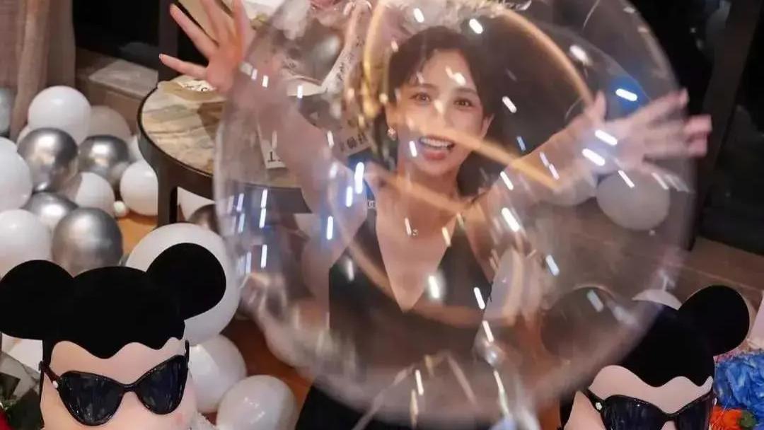 佟丽娅办生日宴，陈思诚又来“抢风头”！她穿吊带裙像少女一样美