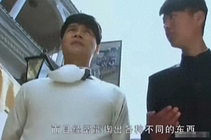 这些侮辱观众的剧情:红裙美背搞偷袭我忍了,湿旗袍打鬼子忍不了