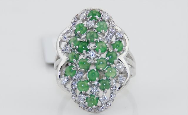 翡翠|雕工的好坏决定着翡翠价值,设计新颖,线条流畅,会给翡翠加分