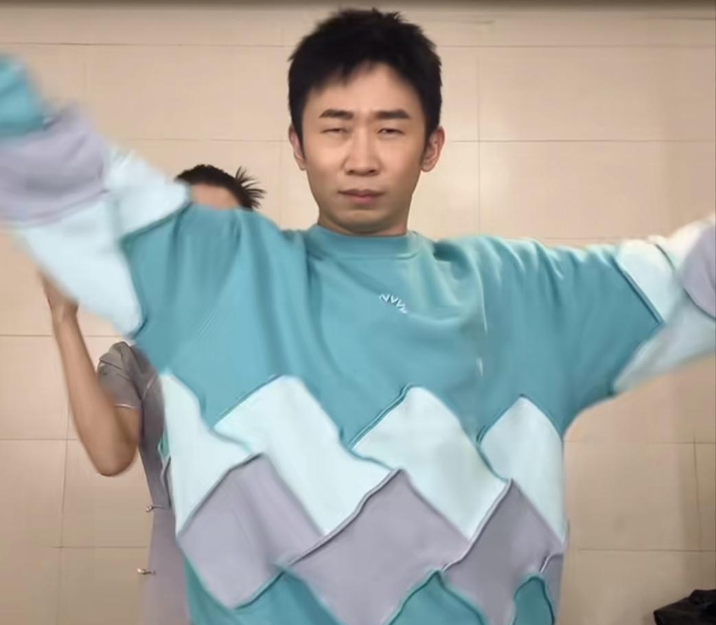 吉娜·爱丽丝|吉娜穿旗袍气质出众，杨迪伸兰花指领舞，弯腰感谢女方让出c位