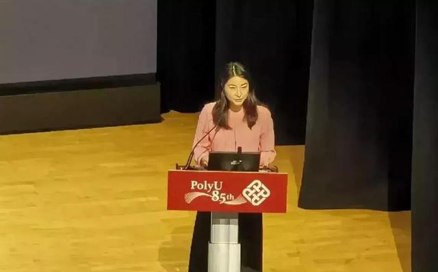 招聘|郭晶晶随便打扮就很美!粉衬衫配黑裙简约高级,现身名校被追捧