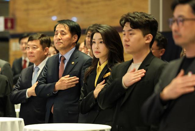 韩国第一夫人去听音乐会！扎马尾辫比心又扮嫩，黑白配又把人美到