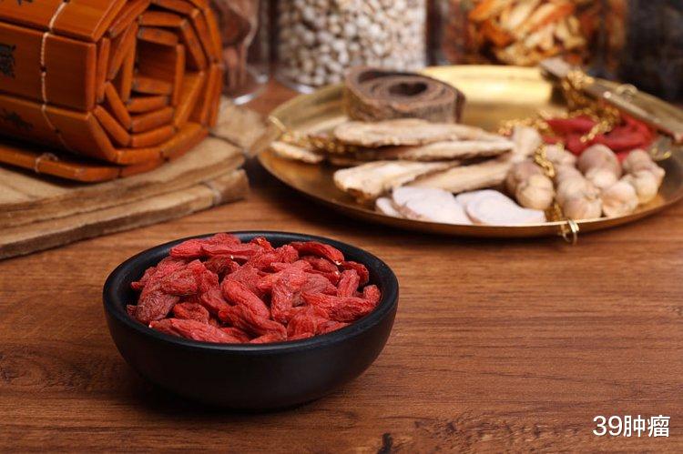 吃枸杞，到底是升血糖还是降血糖？泡水喝有用吗？告诉你答案