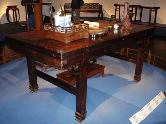 花80块,捡漏了一个紫檀案子,如今价值3个亿