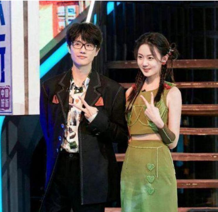 许嵩|许嵩冯禧再次撒糖,男方在舞台上唱歌,冯禧充当工作人员贴心陪伴