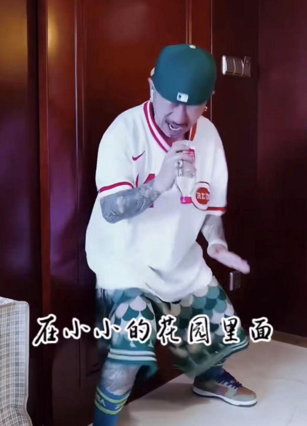 李保田|李保田儿子精神引担忧,浑身纹身夸张乱蹦太放飞,被讽刺有一个好爹!