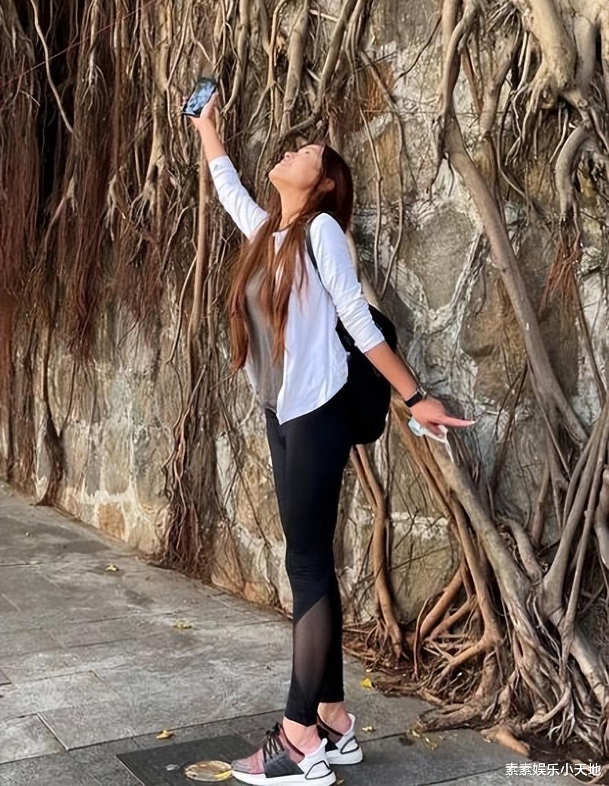 36岁女友陪72岁李龙基过中秋迎国庆，女友在豪宅中秀恩爱