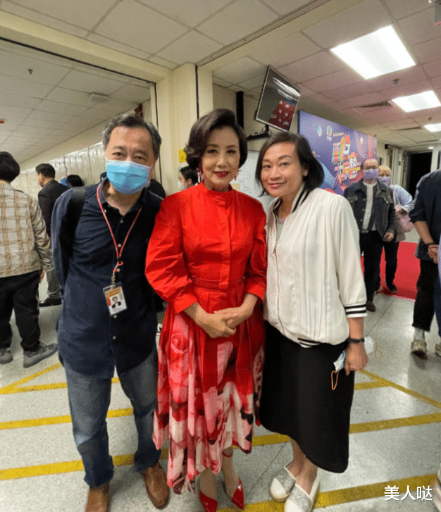 76岁汪明荃亲身示范：不穿老年装、不烫老年头，皱纹满脸仍优雅