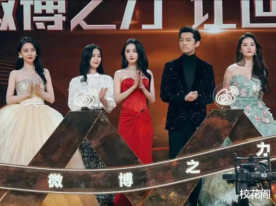 看刘亦菲“婉拒”董宇辉的邀约，才明白杨幂到底差在哪儿