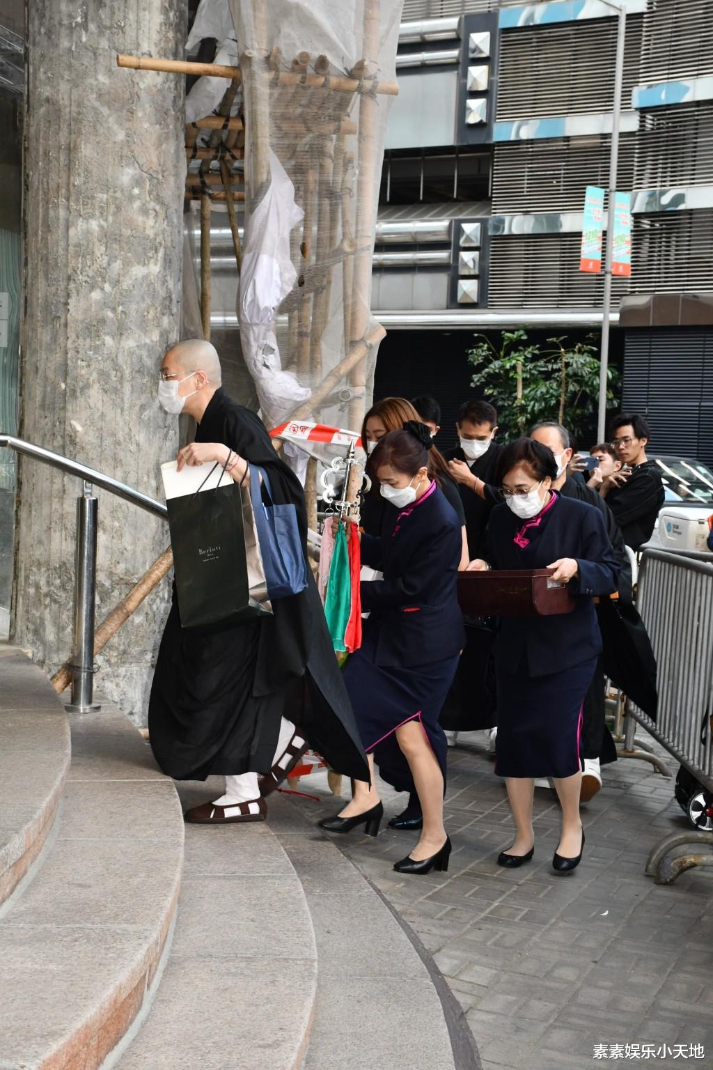 刘德华现身父亲灵堂,神心哀伤双手合十,刘妈妈不舍泪别