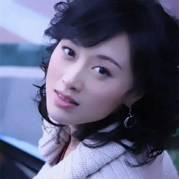 她23岁成名做了10年黄金女配，39岁生下独女，丈夫心疼给全部财产