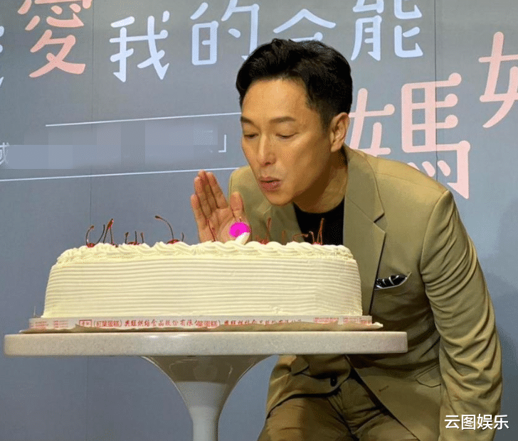 谢祖武|55岁知名男星痛失母亲,出席活动崩溃大哭,被送蛋糕庆生很尴尬