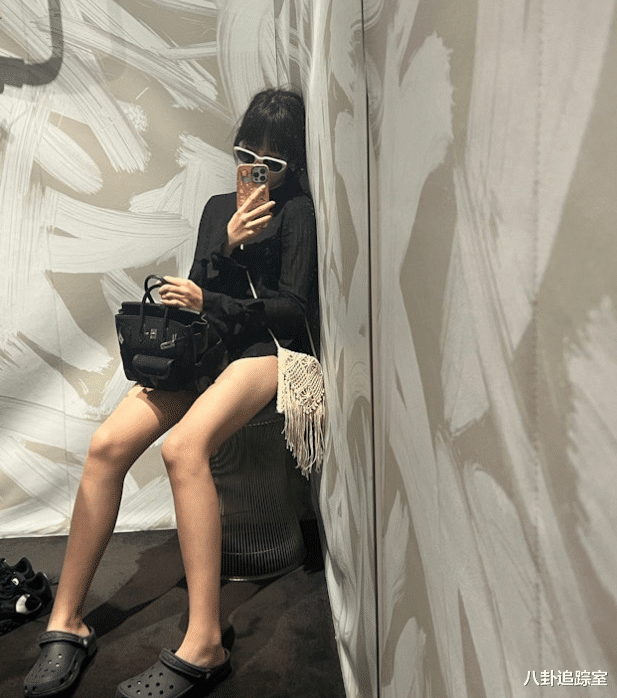 港星吴启华晒近照,14岁女儿背40W包身材傲人,读国际学校学费23W