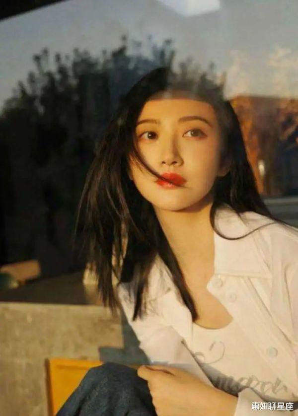 景甜布拉格偶遇疑似恋情曝光,拍照姿势引热议