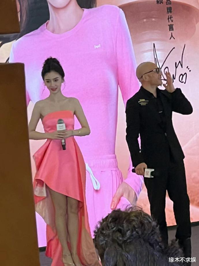 Angelababy线下活动受追捧,生图暴瘦到胸骨凸起,腿部伤痕令人心疼