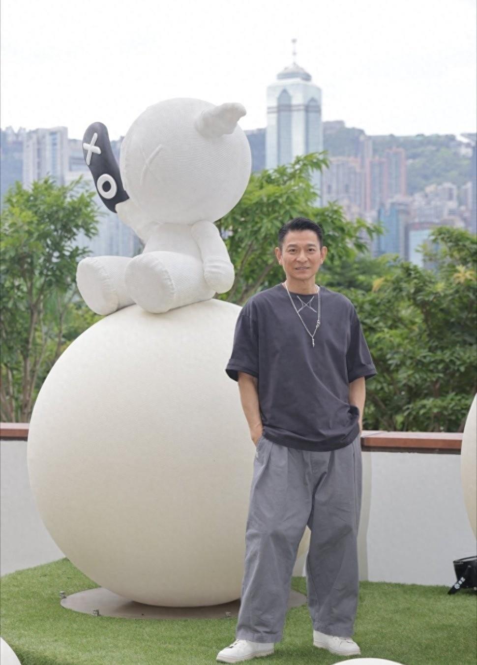 郭晶晶婆婆参加刘德华艺术展，朱玲玲稳居C位，连梁安琪都来捧场了