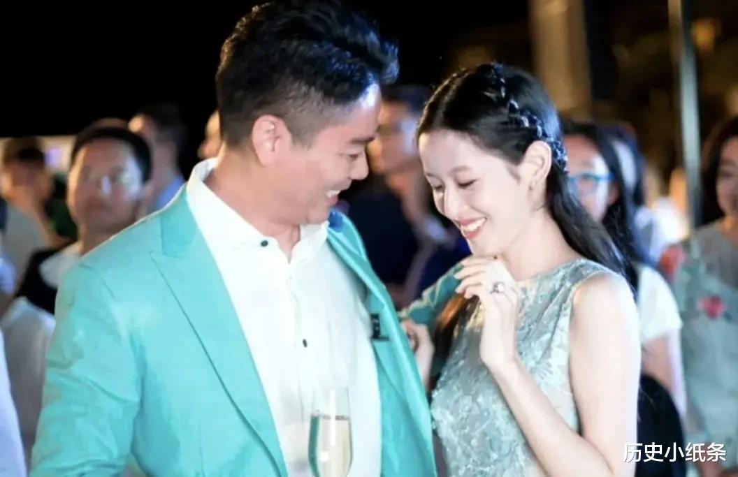 章泽天|刘强东章泽天同游英国,穿万元毛衣太豪横,女方裤子遭到吐槽