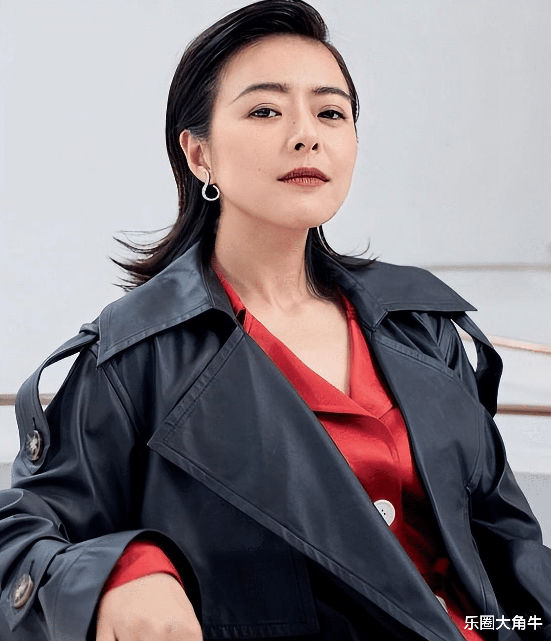 主持人陈辰罕晒全家福,41岁高龄生子,与小3岁老公似姐弟