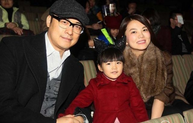 50岁王岳伦陪美女看演出,女方娃娃脸像学生!上月刚和李湘回老家