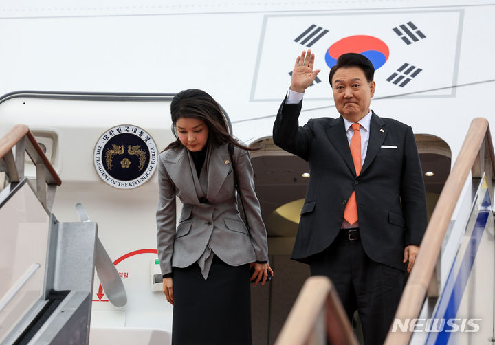 韩国第一夫人又又又出发了!启程出发荷兰,灰西装配裹身黑裙超美