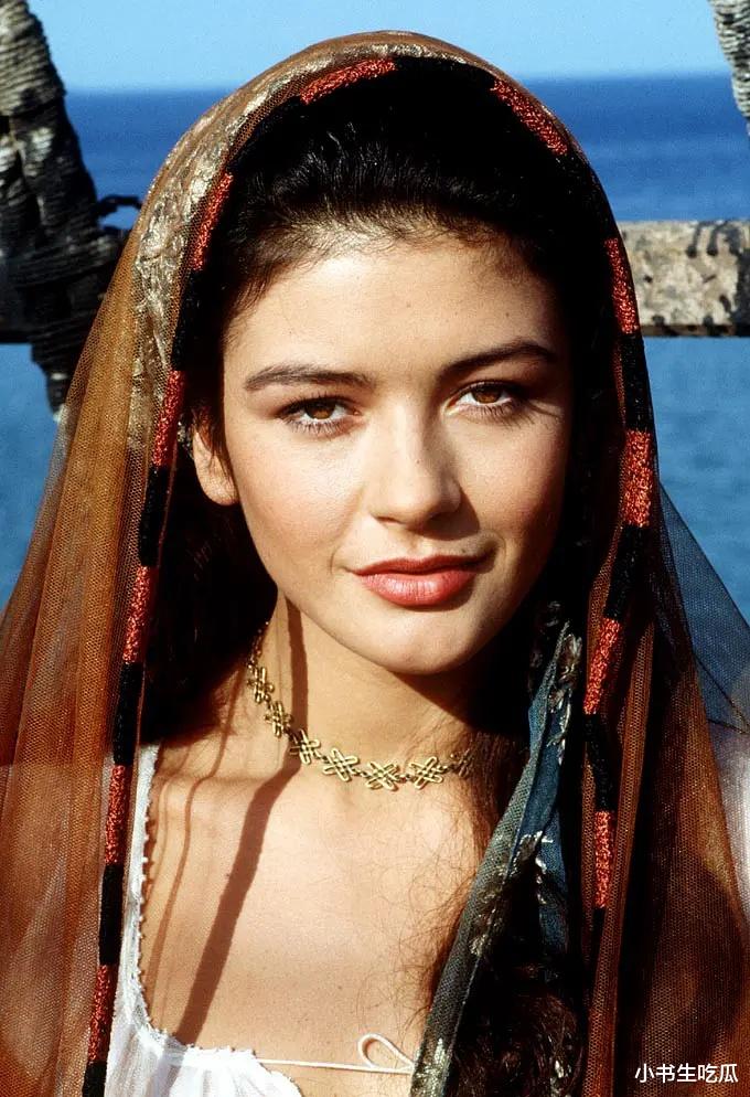 泽塔·琼斯：忍了花心老公23年，一双儿女都没能遗传她的高颜值