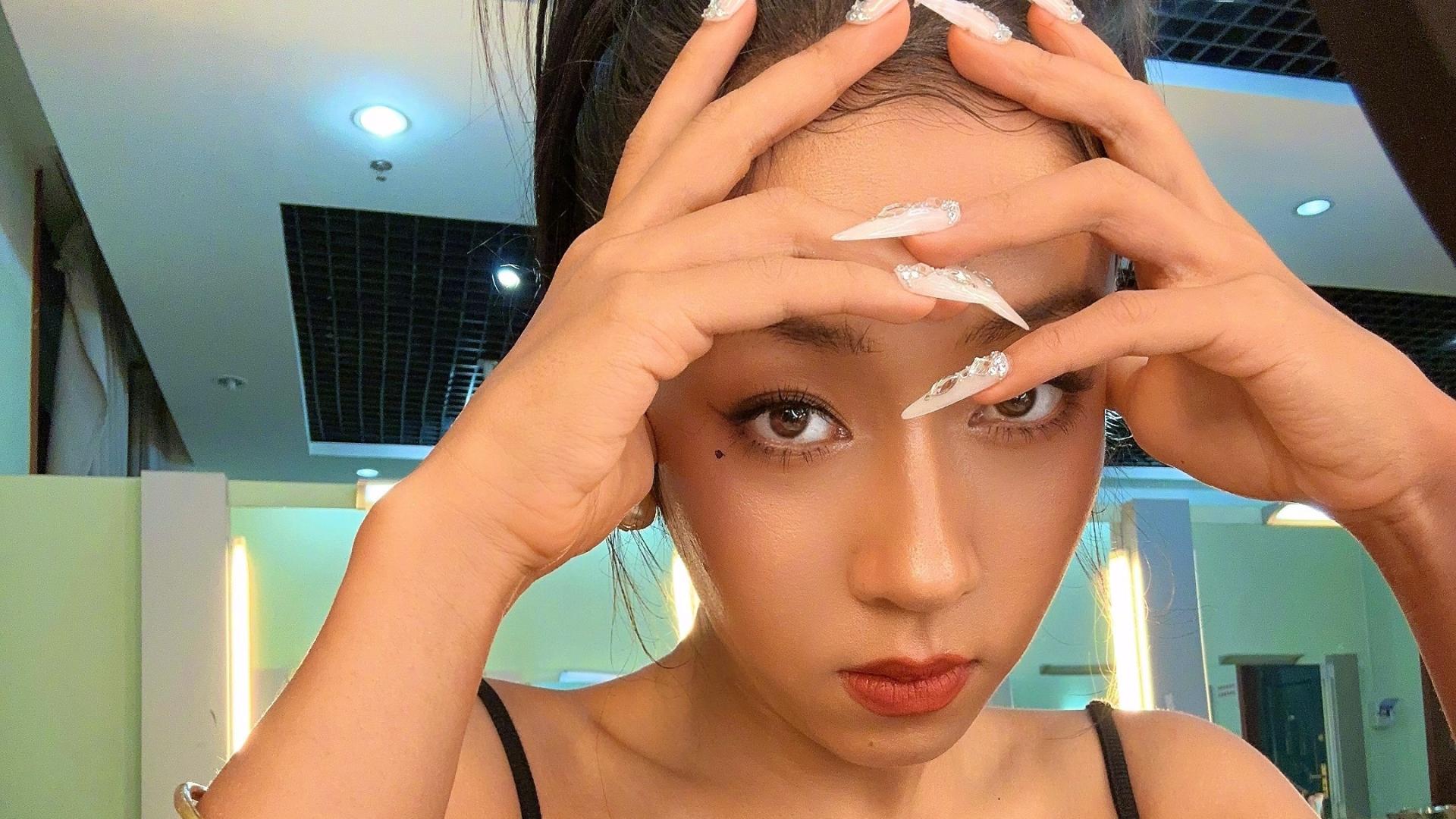 吉克隽逸中秋晚会前突发耳聋，在线发文求助：有高人救救孩子吗？