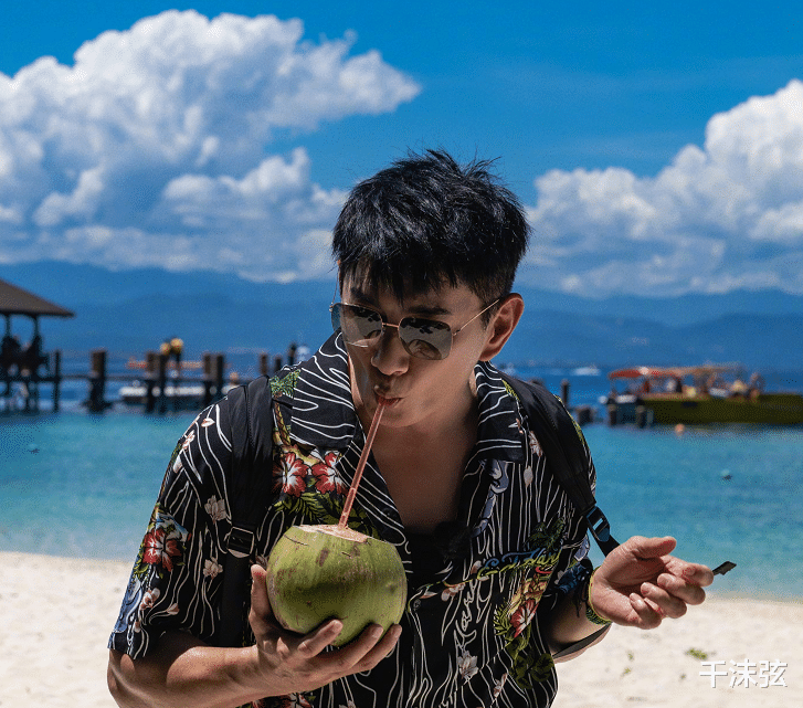 陈志朋|小虎队3人差距大,吴奇隆苏有朋海边游玩,陈志朋卖力捞金做花童