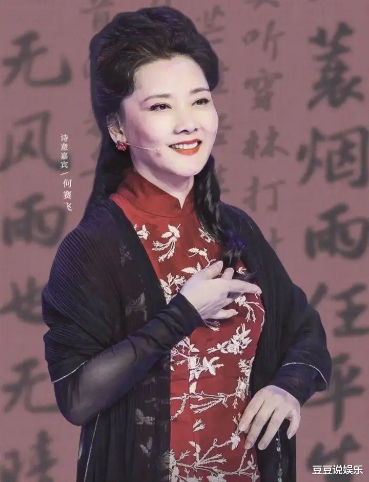 旗袍 老年人爱美还得学何赛飞，58岁烫卷发穿长裙，发福也洋气有古韵