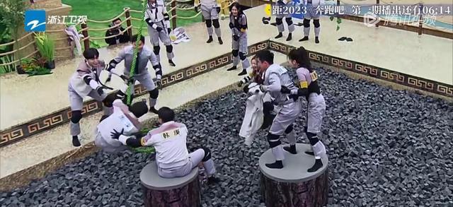 周深|郑恺的“没法说”，周深的“没法动”，让这期《跑男》赢麻了