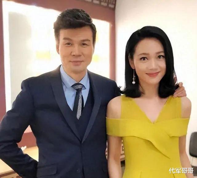 美女主持人周群:嫁给神秘老公生下三个孩子,如今50岁宛如少女