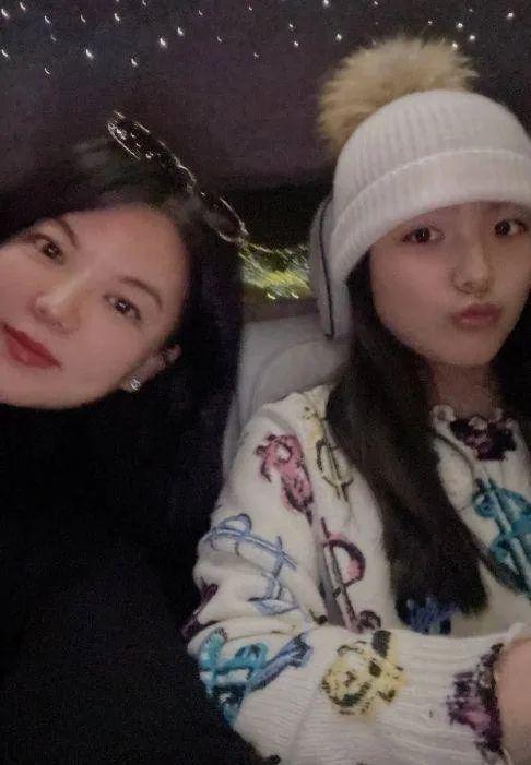 |14岁王诗龄玩“下衣失踪”，一双筷子腿太惹眼了