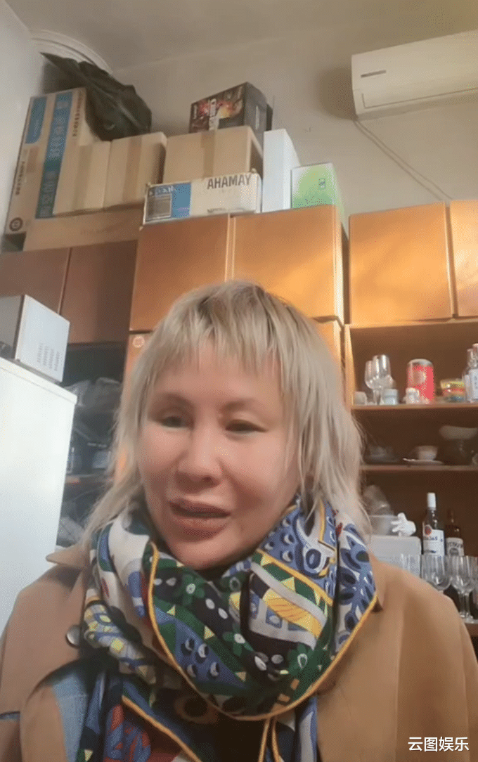 罗琦|知名歌手罗琦现身德国，染绿发变化大，9岁混血儿子罕露面太像妈