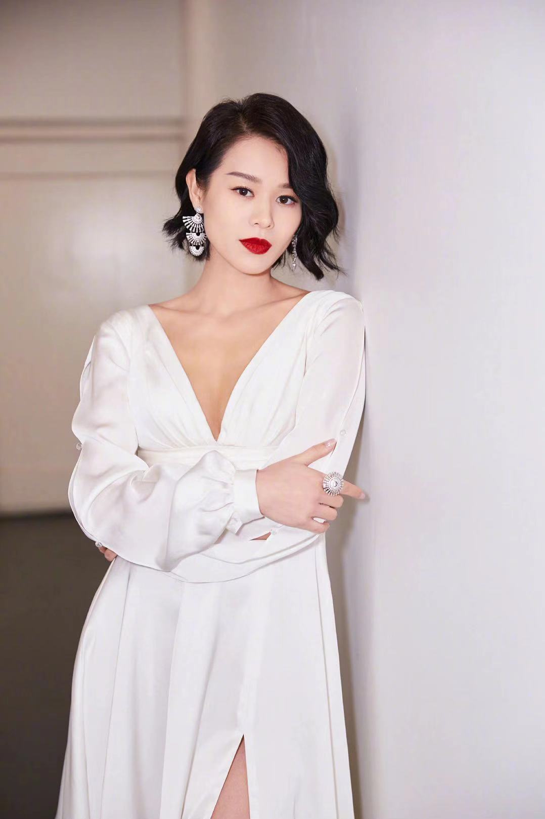 当44岁的胡杏儿和张雨绮娜然同框,才彻底明白,港女的保养真绝