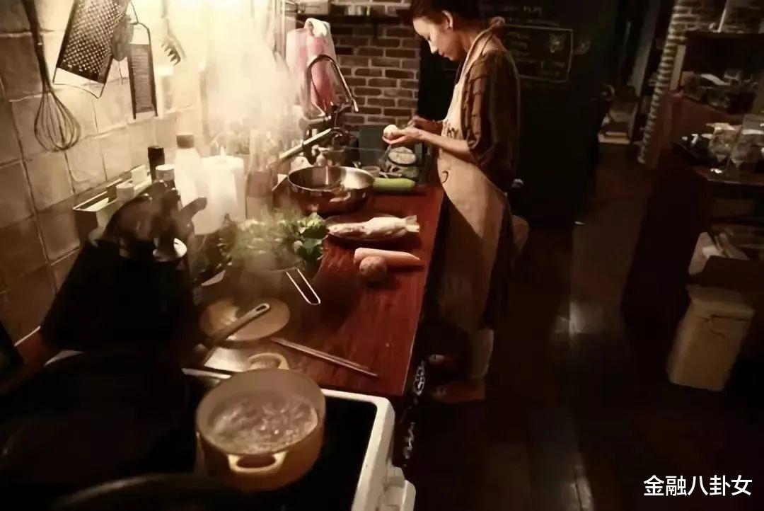 “国民妖精”撩遍帅哥却嫁丑男10年,炒房亏了想拍广告捞金?