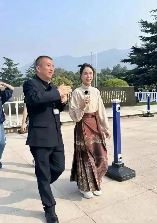 57岁李若彤穿马面汉服游西安各大景点,太美了像仙女下凡!